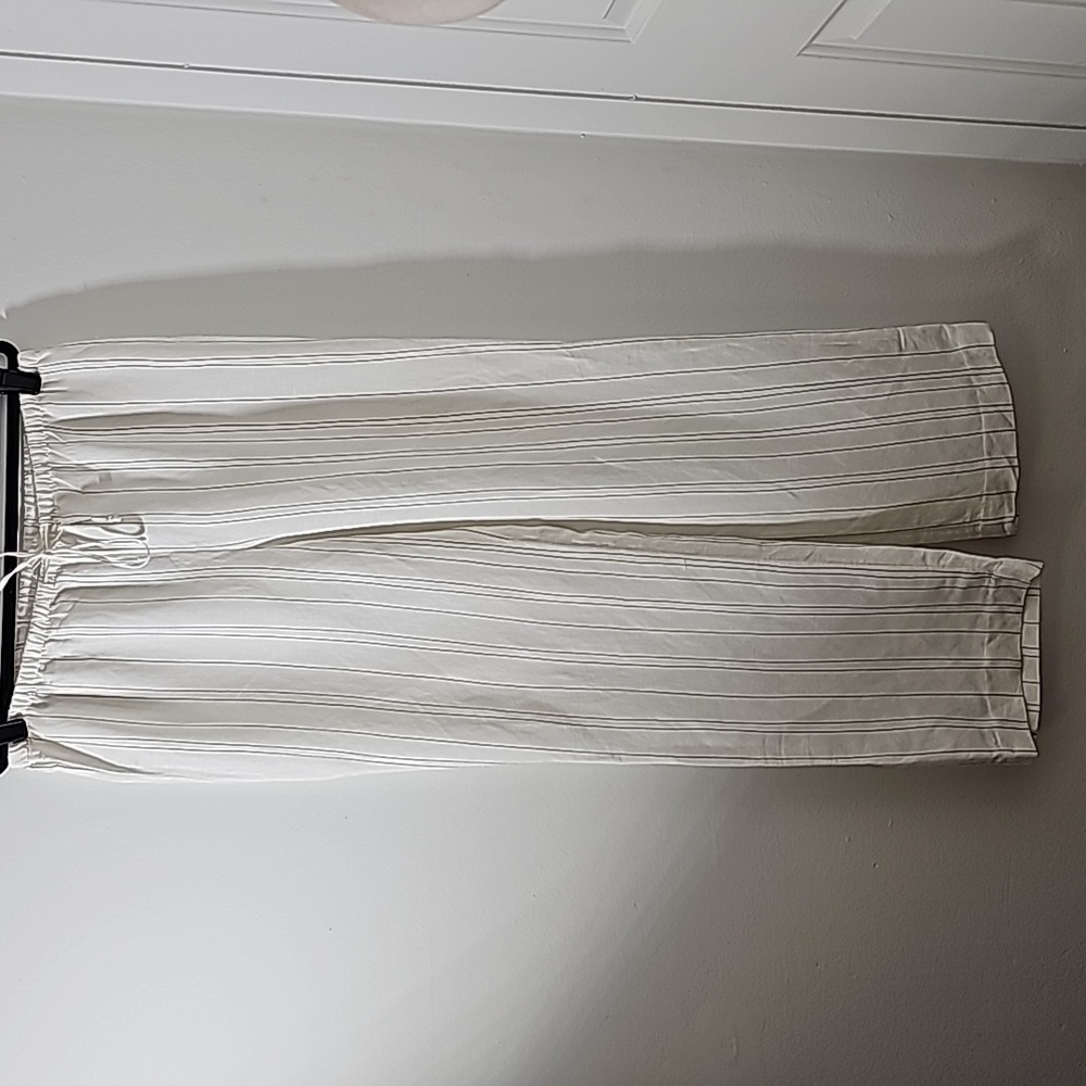 H&M, NWT‎ wide leg white with pinstripe. Size medium. Elastic waist with tie.